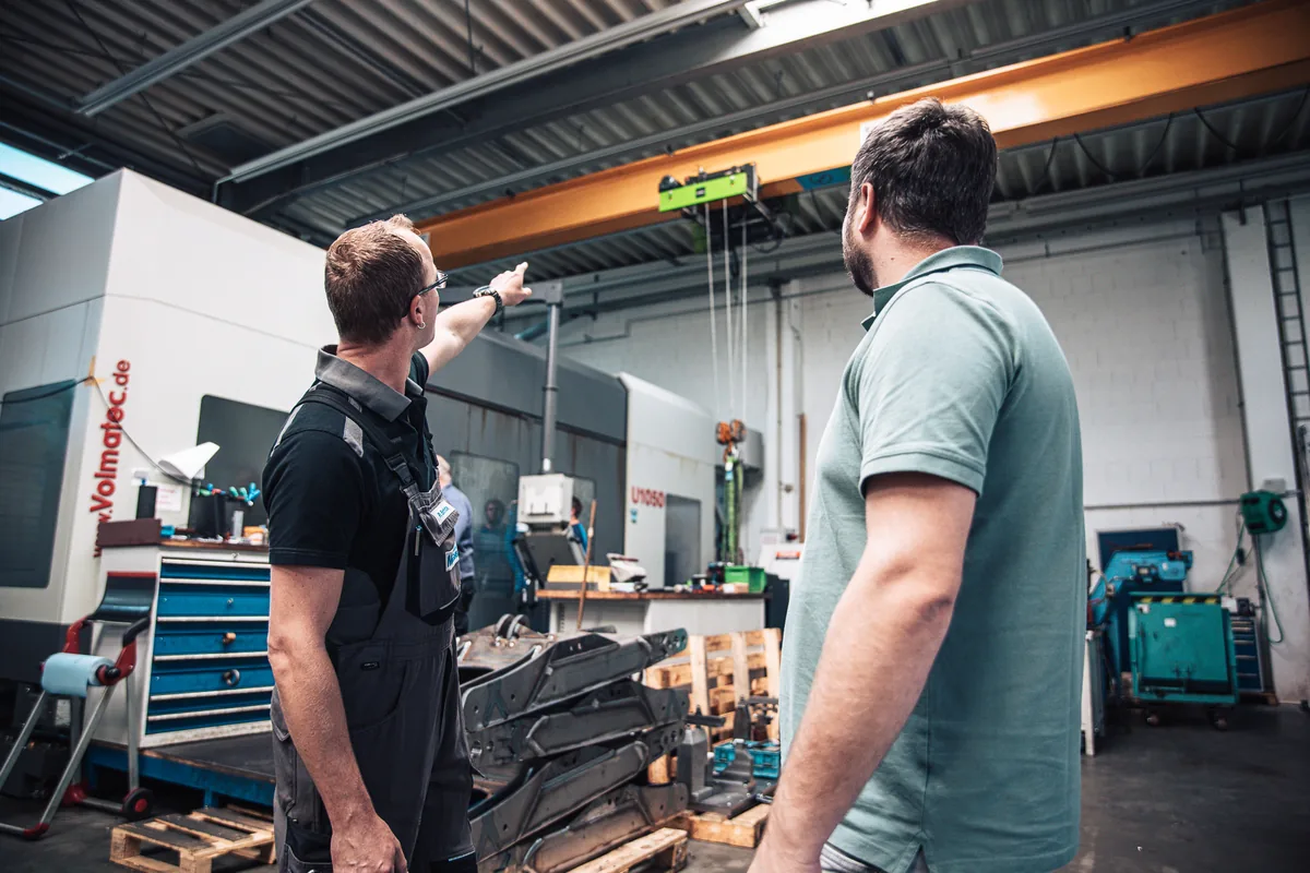 Meissner-Techniker im Gespräch mit einem Kunden in der Werkshalle